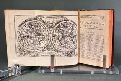 Le Géographe manuel, contenant la description de tous les pays du monde, leurs qualités, leur climat, le caractère de leurs habitans, leurs villes capitales, avec leurs distances de Paris, des routesqui y ménent, tant par terre que par mer ; les changes et les monnoies des principales places de l'Europe, en correspondance avec Paris ; la manière de tenir les écritures de chaque nation d'Europe [...]
