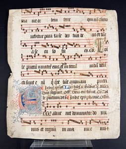 Fragment d’un antiphonaire, lettrines anthropomorphes — Messe de l’épiphanie