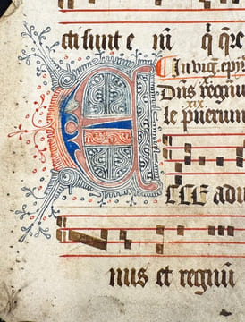 Fragment d’un antiphonaire, lettrines anthropomorphes — Messe de l’épiphanie. undefined