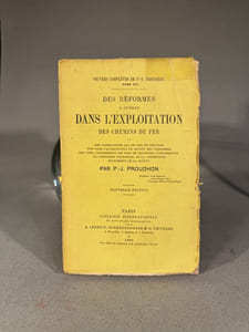 DES RÉFORMES À OPÉRER DANS L’EXPLOITATION DES CHEMINS DE FER et des conséquences qui peuvent en résulter soit pour l’augmentation du revenu des compagnies,soit pour l’abaissement des prix de transport, l’organisation de l’industrie voiturière, et la constitutionéconomique de la sociétéPar P.-J. PROUDHONNouvelle édition