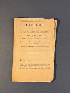 Rapport sur les événements du 9 thermidor de l'an II"La convention nationale (...) met hors de la loi tous les fonctionnaires publics qui donneroient les ordres pour faire avancer les forces armées contre la Convention Nationale, ou pour li'inéxecution des décrets qu'elle a rendu. Elle met aussi hors de la loi les individus qui, frappés de décrets d'arrestation ou d'accusation, n'auroient pas déféré à la loi ou s'y seraient soustraient. "