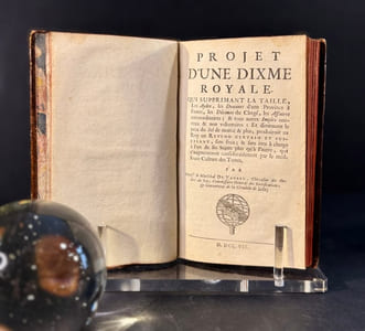 Projet d'une Dixme royale. Qui supprimant la Taille, les Aydes, les Doüanes d'une Province à l'autre, les Décimes du Clergé, les Affaires extraordinaires, & tous autres Impôts onereux & non volontaires [...]. 