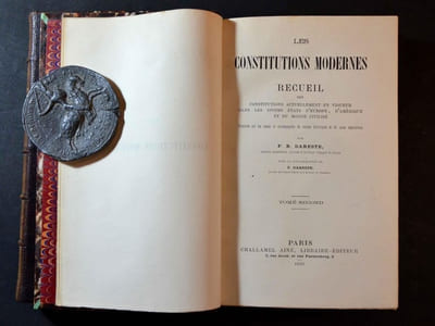 Les Constitutions modernes. Recueil des constitutions actuellement en vigueur dans les divers états d'Europe, d'Amérique et du monde civilisé 2 tomes