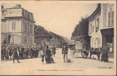 Montreur d'ours dans la grande rue.-
