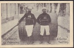 Carte postale présentant Attilius Zanardi et Eugène Vianello les deux rois de la rue mondiale qui voyagent dans une futaille fabriquée par eux-mêmes, ...