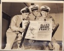 Photo montrant 3 élèves aviateurs français regardant avec joie, l'annonce Allies invade France du journal Rock Mountains News.-. AVIATION. ARMY AIR ...