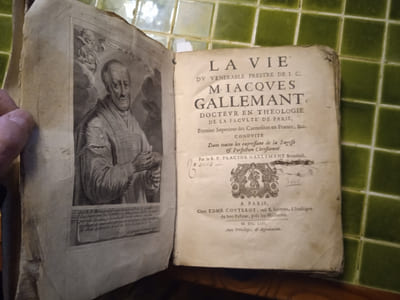 La Vie du vénérable prestre de I. C. M. Jacques Gallemant, Docteur en théologie de la Faculté de Paris, Premier Supérieur des Carmélites en France, etc., conduite dans toutes les expressions de la Sagesse et Perfection Chrestienne. Paris, Edme Couterot, 1653.
