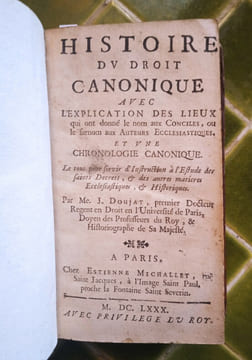 Histoire du Droit canonique avec l’explication des lieux qui ont donné le nom aux Conciles, ou le surnom des Auteurs ecclésiastiques. Et une ...
