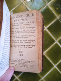 Histoire du Droit canonique avec l’explication des lieux qui ont donné le nom aux Conciles, ou le surnom des Auteurs ecclésiastiques. Et une chronologie canonique.
[Suivi de]
Chronologie des Papes, des Conciles et des Hérésies qu’ils ont condamnées ; des Pères et autres Auteurs Ecclésiastiques des Livres du Nouveau Testament, & des Collections des Canons Greques et Latines. […]
