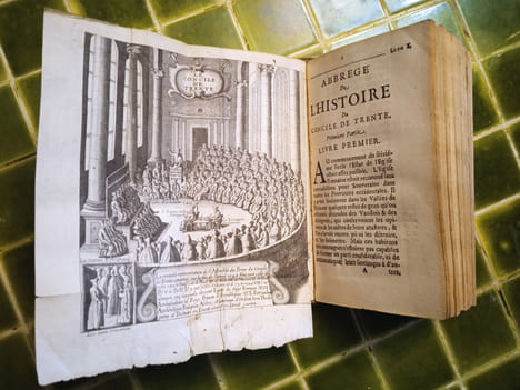 Abbrégé de l’histoire du Concile de Trente, avec un discours contenant les Réflexions Historiques sur les Conciles, & particulièrement sur celuy de ...