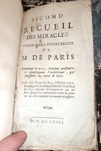 Second recueil des miracles opérés par l’intercession de M. de Paris [Texte imprimé]. Contenant les XIII. Relations presentées à Monseigneur l’Archevêque, par Messieurs les Curez de Paris. Avec leur Requeste du 4. octobre 1731, dans laquelle ils demandent à sa Grandeur de faire informer juridiquement sur ces faits, offrant d’en administrer toutes les preuves & d’en indiquer les témoins nécessaires.