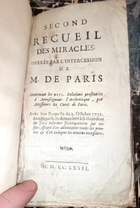 Second recueil des miracles opérés par l’intercession de M. de Paris [Texte imprimé]. Contenant les XIII. Relations presentées à Monseigneur l’Archevêque, par Messieurs les Curez de Paris. Avec leur Requeste du 4. octobre 1731, dans laquelle ils demandent à sa Grandeur de faire informer juridiquement sur ces faits, offrant d’en administrer toutes les preuves & d’en indiquer les témoins nécessaires.