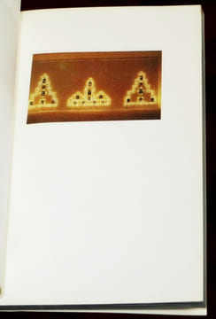MONUMENTS. Leçon de ténèbres. Exposition Paris, Festival d'Automne 1986, Chapelle Saint-Louis de la Salpêtrière, du 1er octobre au 9 novembre 1986.. ...
