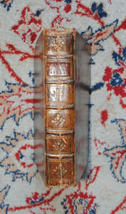 Journal Historique du Voyage fait au cap de bonne –Espérance, Par Feu M. l’Abbé de la Caille, de l’académie des Sciences précédé d’un discours sur la vie de l’auteur, suivi de remarques & de réflexions sur les Coutumes des Hottentots & des Habitans du Cap. Avec Figures.