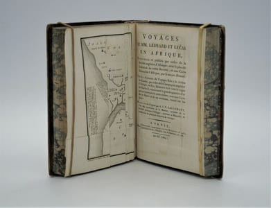 Voyages en Afrique, entrepris et publiés par ordre de la Société anglaise d'Afrique ; avec le plan de fondation de cette société, et une carte du nord de l'Afrique, par le major Rennel : suivis d'extraits de voyages faits à la rivière de Gambie… et d'un mémoire écrit sous le règne de Charles II, concernant la grande quantité d'or qu'on trouve près de cette rivière ; avec une carte de ce fleuve et de ses environs, tracée sur les lieux. 