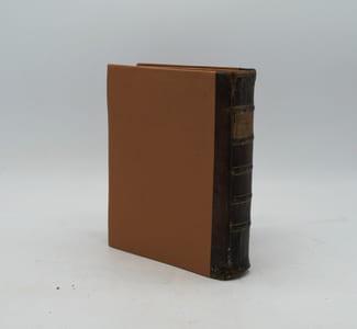 Le Chou-king, un des livres sacrés des Chinois,... ouvrage recueilli par Confucius.
Traduit et enrichi de notes, par feu le P. Antoine Gaubil (1689-1759), missionnaire à la Chine. Revu et corrigé sur le texte chinois, accompagné de nouvelles notes, de planches gravées en taille-douce et d'additions tirées des historiens originaux, dans rédigées sur donne l'histoire des princes omis dans le Chou-king par M. De Guignes. ..