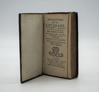 DESCRIPTION DE LA LOUISIANE NOUVELLEMENT DÉCOUVERTE AU SUD OUEST DE LA NOUVELLE FRANCE, PAR ORDRE DU ROY. AVEC LA CARTE DU PAYS: LES MOEURS & LA MANIÈRE DE VIVRE DES SAUVAGES.