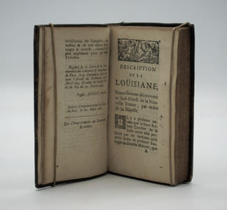 DESCRIPTION DE LA LOUISIANE NOUVELLEMENT DÉCOUVERTE AU SUD OUEST DE LA NOUVELLE FRANCE, PAR ORDRE DU ROY. AVEC LA CARTE DU PAYS: LES MOEURS & LA MANIÈRE DE VIVRE DES SAUVAGES.