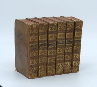 Histoire du Japon ; où l’on trouvera tout ce qu’on a pu apprendre de la nature & des productions du Pays, du caractère & des Coutumes des Habitants ; du Gouvernement & du Commerce, des Révolutions arrivées dans l’Empire & dans la Religion ; & l’examen de tous les Auteurs, qui ont écrit sur le même sujet. Nouvelle Édition. Enrichie de Figures en taille-douce.