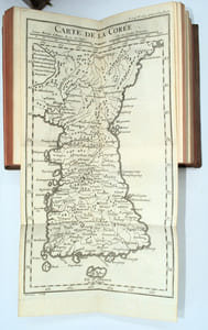 Histoire et Description Generale du Japon; ou l'on trouvera tout ce qu'on a pu apprendre da la nature & des Productions du Pays, du Caractere & des Coutumes des Habitans, du Governement & du Commerce, des Revolutions arrivees dans l'Empire & dans la Religion; et l'examen de tous les auteurs, qui ont ecrit sur le meme sujet. Avec les Fastes Chronologiques de la Decouverte du Nouveau Monde.