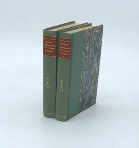Voyage à Madagascar et aux Îles Comores (1823 à 1830). Précédé d une Notice historique et géographique sur Madagascar par M. Eugène de Froberville. Avec un Atlas et huit Vues de Costumes dessinés par V. Adam, et deux Cartes géographiques.
