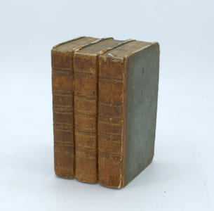 Troisième voyage abrégé, dans l’océan Pacifique ; ou Histoire des dernières découvertes dans la Mer du Sud, pendant les années 1776, 1777, 1778, 1779 & 1780. 
