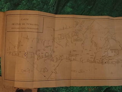 HISTOIRE DE SUMATRA,DANS LAQUELLE ON TRAITE DU GOUVERNEMENT