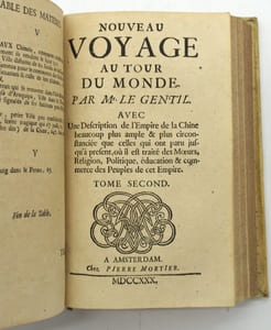 Nouveau voyage autour du monde. Avec une description de l’Empire de la Chine beaucoup plus ample & plus circonstanciée où il est traité des mœurs, religions, politiques, éducation & commerce des peuples de cet empire. 
