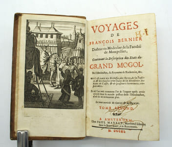 Voyages de François Bernier...contenant la description des États du Grand Mogol, de l'Hindoustan, du royaume de Kachemire, etc. Où il est traité des richesses, des forces, de la justice & des causes principales de la décadence des États de l'Asie, & de plusieurs évenemens considérables ….