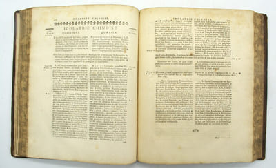Extraits des assertions dangereuses et pernicieuses en tout genre, que les soi-disans Jésuites ont,…., soutenues, enseignées et publiées dans leurs livres, avec l'approbation de leurs supérieurs & généraux, vérifiés et collationnés par les commissaires du parlement, en exécution de l'arrêté de la cour du 31 Août 1761, et arrêt du 3 Septembre suivant, sur les livres, thèses, cahiers composés, dictés et publiés par les soi-disans Jésuites, …
