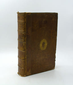 LEXICON GRAECOLATINUM denuo ultra praecedentes editiones, innumeris dictionibus, è probatis autoribus petitis locuplitatum. Duplici methodo constans : una naturali, eàque ditissimis graecae linguae thesauris brevi facilèque comparandis aptissima, qua ex primitivorum & simplicium fontibus derivata atque composita dilucidè deducuntur : altera mere alphabetica adscriptis numeris, ….. 
