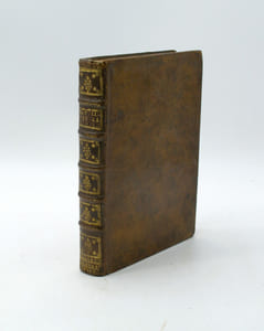 Catullus, Tibullus, Propertius, Ad optimorum Exemplarium fidem recensiti, cum MSS. codicum variis lectionibus margini appositis. Ad Celsissimum Aurelianensium Ducem 
