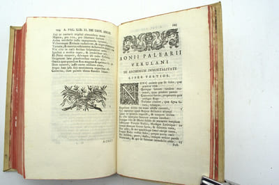 Titi Lucretii Cari De rerum natura libri VI, Ad optimorum exemplarium veritatem exacti. Quae praeterea in hac nostra secunda patavina editione accesserint, subsequens epistola ad lectores declarat.suivi de Sciponis capici de pricipiis rerum ad Paulum III Pont. Max. Libri II "Aonii Palearii ... De immortalitate animorum libri III
