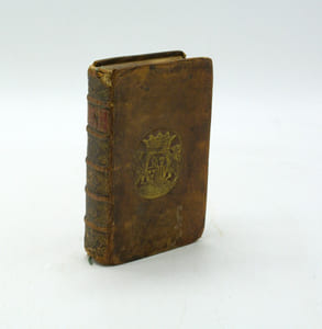 Nouveau Voyage d'un Pais plus grand que l'Europe Avec les réflections des entreprises du Sieur de la Salle, …&c. Enrichi de la Carte, de figures expressives, des mœurs & manieres de vivre des Sauvages du Nord, & du Sud, de la prise de Quebec Ville Capitalle de la Nouvelle France, par les Anglois, & des avantages qu'on peut retirer du chemin recourci de la Chine & du Japon, par le moien de tant de Vastes Contrées, & de Nouvelles Colonies, Avec approbation & dédié à Sa Majesté Guillaume III, Roy de la grande Bretagne par le R.P. Hennepin, missionnaire Recollect & Notaire Apostolique