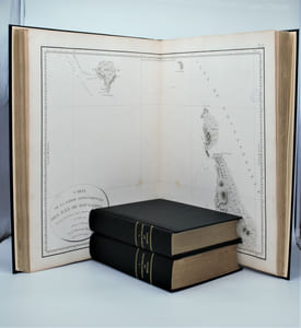 Voyage de Dentrecasteaux, envoyé à la recherche de La Pérouse. Publié par ordre de sa Majesté l’Empereur et Roi, sous le ministère de S. E. le vice-amiral Decrès, comte de l’Empire. Rédigé par M. de (Édouard de) Rossel, ancien capitaine de vaisseau.