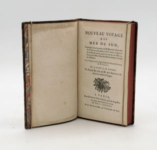 Nouveau voyage à la mer du sud commencé sous les ordres de M. MARION, chevalier de l’Ordre Royal & militaire de S. Louis, capitaine de brûlot ; & achevé, après la mort de cet Officier, sous ceux de M. le Chevalier Duclesmeur, garde de la Marine. Cette relation a été rédigée d’après les Plans & Journaux de M. CROZET. On a joint à ce voyage un Extrait de celui de M. De Surville dans les mêmes Parages.


