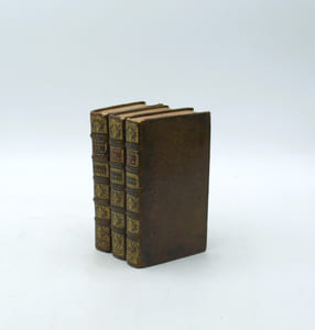Voyage du Sieur Paul Lucas, fait en MDCCXIV, &c. Par ordre de Louis XIV, dans la Turquie, L'Asie, Sourie, Palestine, Haute & Basse Égypte, &c. où l'on trouvera des remarques très-curieuses, comparées à ce qu'ont dit les Anciens sur le labyrinthe d'Égypte, un grand nombre d'autres monuments de l'Antiquité, dont il a fait la découverte, une description du gouvernement, des forces, de la religion, de la politique & de l'état présent des Turcs, une relation de leurs préparatifs faits pour la dernière guerre contre l'Empereur & un parallèle des coutumes modernes des Égyptiens avec les anciennes, &c.

