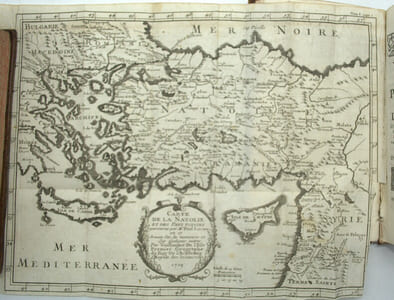 Voyage du Sieur Paul Lucas, fait en MDCCXIV, &c. Par ordre de Louis XIV, dans la Turquie, L'Asie, Sourie, Palestine, Haute & Basse Égypte, &c. où l'on trouvera des remarques très-curieuses, comparées à ce qu'ont dit les Anciens sur le labyrinthe d'Égypte, un grand nombre d'autres monuments de l'Antiquité, dont il a fait la découverte, une description du gouvernement, des forces, de la religion, de la politique & de l'état présent des Turcs, une relation de leurs préparatifs faits pour la dernière guerre contre l'Empereur & un parallèle des coutumes modernes des Égyptiens avec les anciennes, &c.

