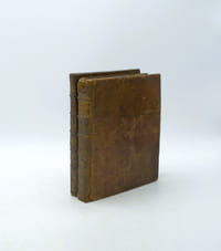Voyage autour du monde fait dans les années 1740-1744, par G. Anson, commandant en chef d'une escadre envoyée par sa majesté britannique dans la mer du Sud, Tiré des journaux et autres papiers de ce seigneur, et publié par Richard Walter…. & Voyage à la mer du Sud, fait par quelques officiers commandants le vaisseau le Wager, pour servir de suite au voyage de Georges Anson. Traduit de l’anglois.