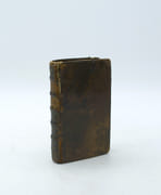 Nouveau voyage autour du monde. Où l'on décrit en particulier l'istme de l'Amerique, où l'on décrit en particulier l'istme de l'Amerique, plusieurs côtes & isles des Indes occidentales, les isles du Cap verd, le passage par la Terre del fuego, les côtes méridionales de Chili, du Perou, & du Mexique ; l'isle de Guam, Mindanao, & des autres Philippines ; les isles orientales qui sont prés de la Cambodie, de la Chine, Formosa, Luçon, Celebes, &c. La Nouvelle Hollande,…, Troisième édition… Tome 1 Seul
 par DAMPIER (Guillaume)
 - Image 1