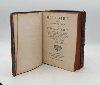 Histoire des Navigations aux Terres Australes contenant ce que l'on sait des mœurs et des productions des Contrées découvertes jusqu'à ce jour; & où il est traité de l'utilité d'y faire de plus amples découvertes & des moyens d'y former un établissement. 