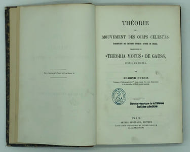 Théorie du mouvement des corps célestes parcourant des sections coniques autour du soleil ;traduction du "Theoria motus" de Gauss ; suivie de notes, par Edmond Dubois,... 