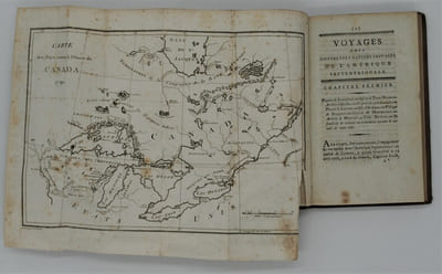 Voyages chez différentes nations sauvages de l'Amérique Septentrionale; renfermant des détails curieux sur les moeurs, usages, cérémonies religieuses, le systême militaire, &c. des Cahnuagas, des indiens des Cinq & Six Nations, Mohawks, Connecedagas, Iroquois, &c. des indiens Chippeways, & autres sauvages de divers tribus [...]. Traduction par J. Billecocq. 