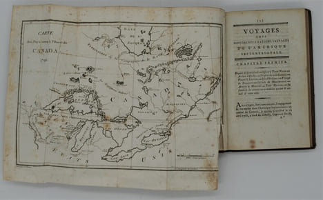 Voyages chez différentes nations sauvages de l'Amérique Septentrionale; renfermant des détails curieux sur les moeurs, usages, cérémonies religieuses, ...
