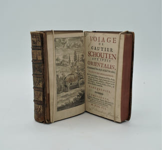 Voiage de Gautier Schouten aux Indes orientales, commencé en l'an 1658. & fini l'an 1665. Traduit du Hollandois où l'on voit plusieurs descriptions de païs, Roïaumes, Isles et villes, sièges, combats sur Terre & sur Mer, coutumes, manières, religions de divers peuples, [...]. 