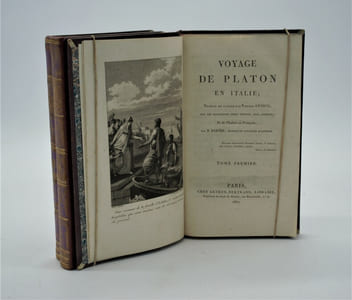 Voyage de Platon en Italie , traduit en italien par Vincent CUOCO, sur les manuscrits grecs trouvés dans Athènes , et de l’italien en français par B. BARERE. 