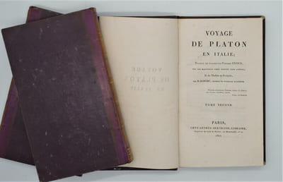 Voyage de Platon en Italie , traduit en italien par Vincent CUOCO, sur les manuscrits grecs trouvés dans Athènes , et de l’italien en français par B. BARERE. 