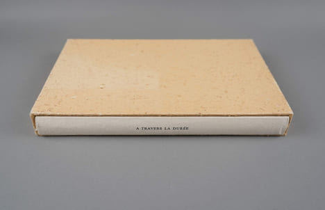 À TRAVERS LA DURÉE. Avec 16 gravures de Raoul Ubac sur ardoise ou sur linoléum signées (1975). SCHNEIDER, Jean-Claude - UBAC, Raoul.