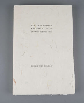 À TRAVERS LA DURÉE. Avec 16 gravures de Raoul Ubac sur ardoise ou sur linoléum signées (1975). SCHNEIDER, Jean-Claude - UBAC, Raoul.