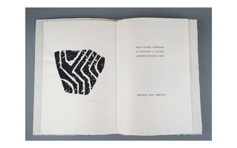 À TRAVERS LA DURÉE. Avec 16 gravures de Raoul Ubac sur ardoise ou sur linoléum signées (1975). SCHNEIDER, Jean-Claude - UBAC, Raoul.